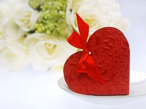 dombornyomott szív alakú dobozka szalaggal,piros (10x9x3 cm)-10 db