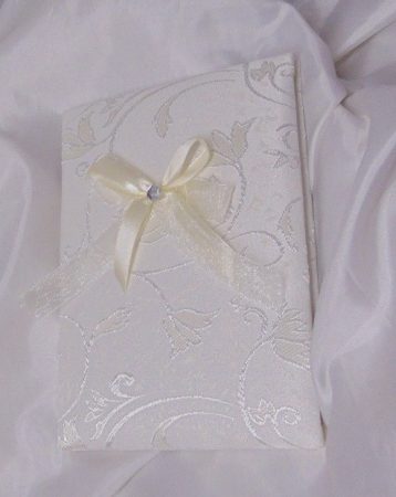 esküvői vendégkönyv A5, krém, hímzett brokát, dekorkővel (sima, 70 lapos)
