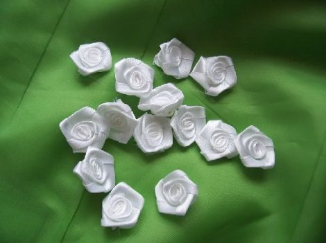 szatén rózsafej 2,5 cm-es (50 db) fehér