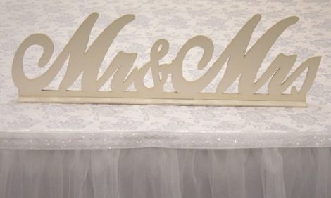 Mr. és Mrs. fatábla asztaldísz, fehér (50*15 cm)