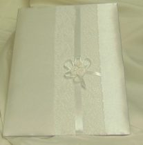   esküvői vendégkönyv fehér, szatén, csipke díszítéssel (A/4, sima, 70 lapos)