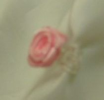 csipeszes szatén rózsafej , rózsaszín (1,5 cm)