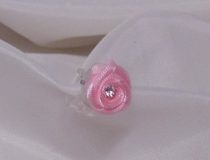   csipeszes szatén rózsafej strasszkővel, rózsaszín (1,5 cm)