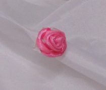 csipeszes szatén rózsafej , pinkrózsaszín (1,5 cm)