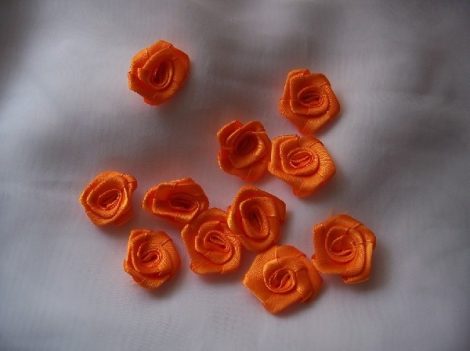 szatén rózsafej 2,5 cm-es (50 db) narancs