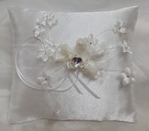esküvői gyűrűpárna, fehér virág díszítéssel